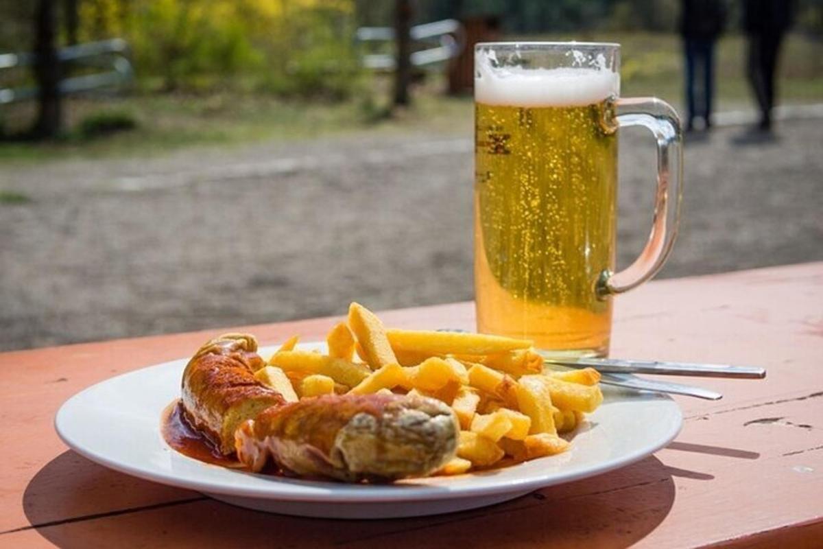 um prato de comida e um copo de cerveja