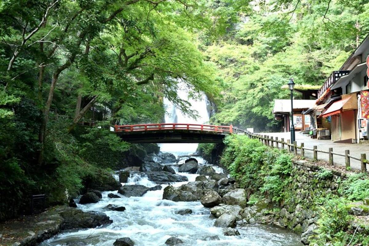 jambatan di atas sungai dengan sungai