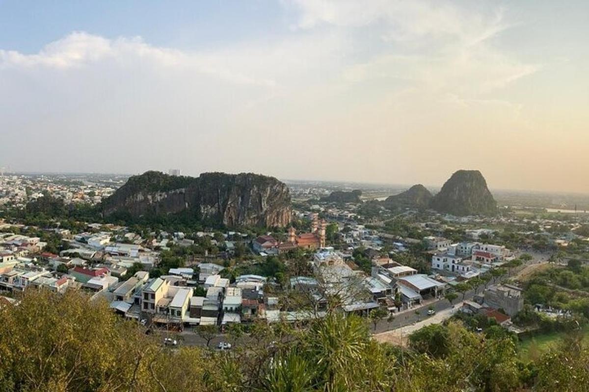 pemandangan bandar dengan latar belakang dua gunung