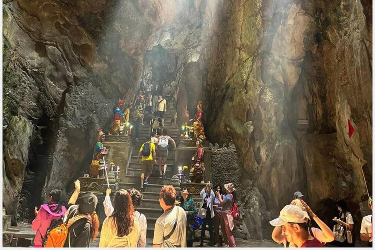 sekumpulan orang berdiri di atas tangga dalam sebuah gua