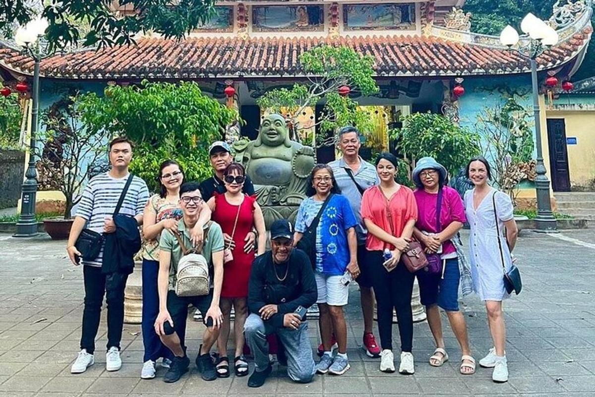 sekumpulan orang bergambar di hadapan patung