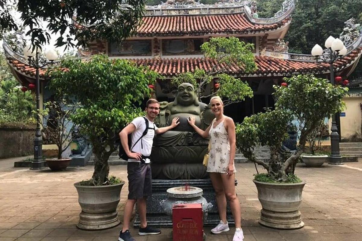 um homem e uma mulher em pé em frente a uma estátua