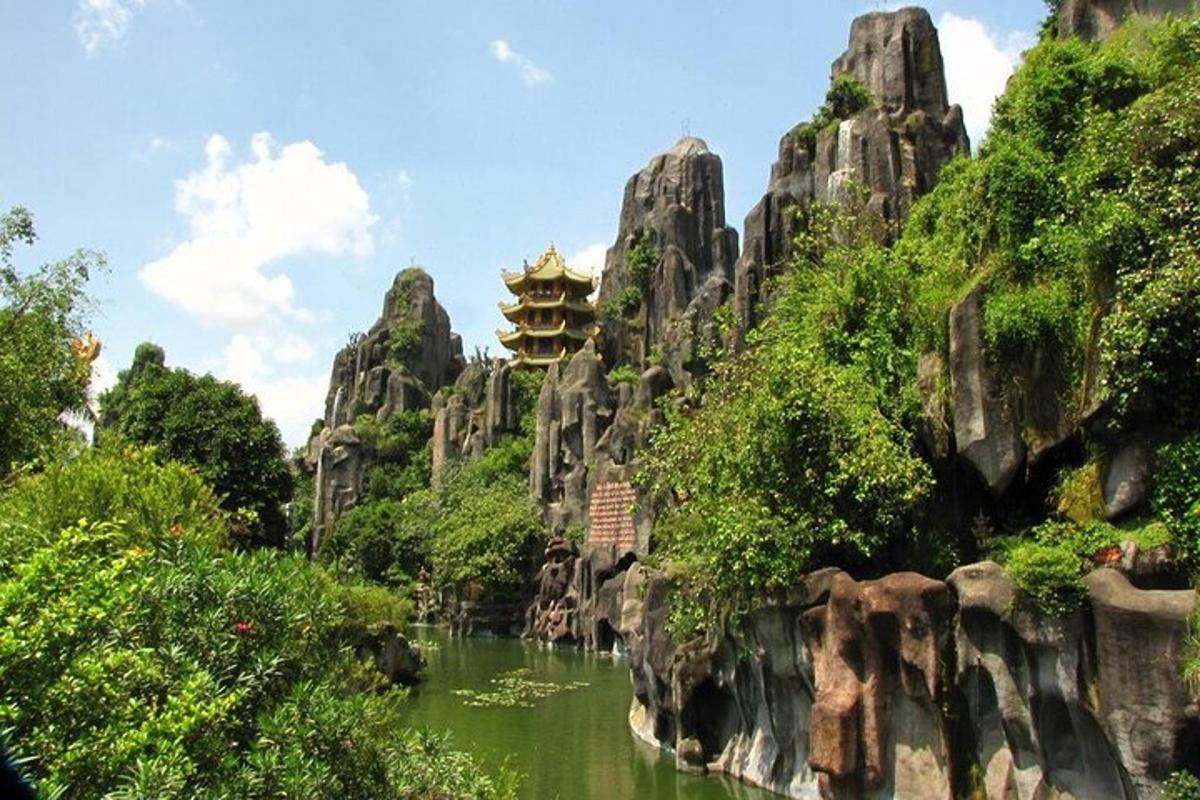 sungai di hadapan gunung dengan biara