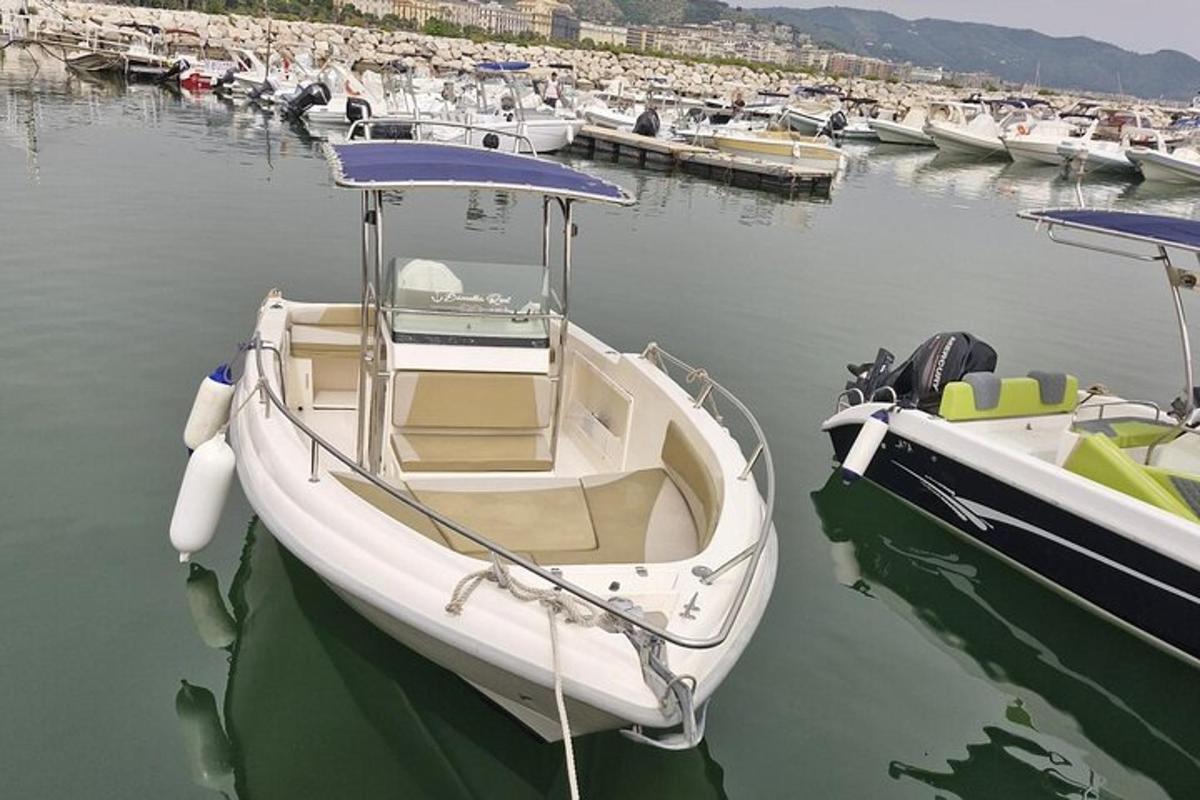 una barca è attraccata in un porto con altre barche