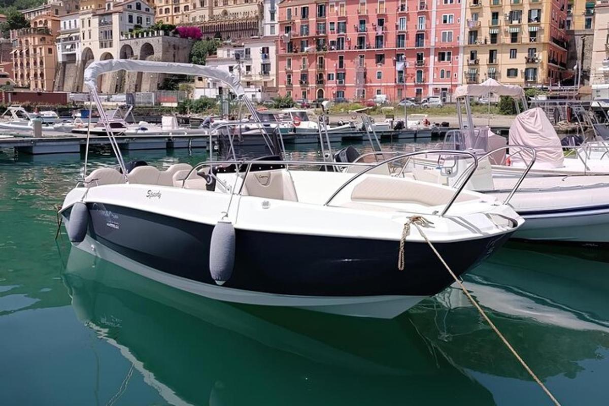 una barca è attraccata in un porto con edifici