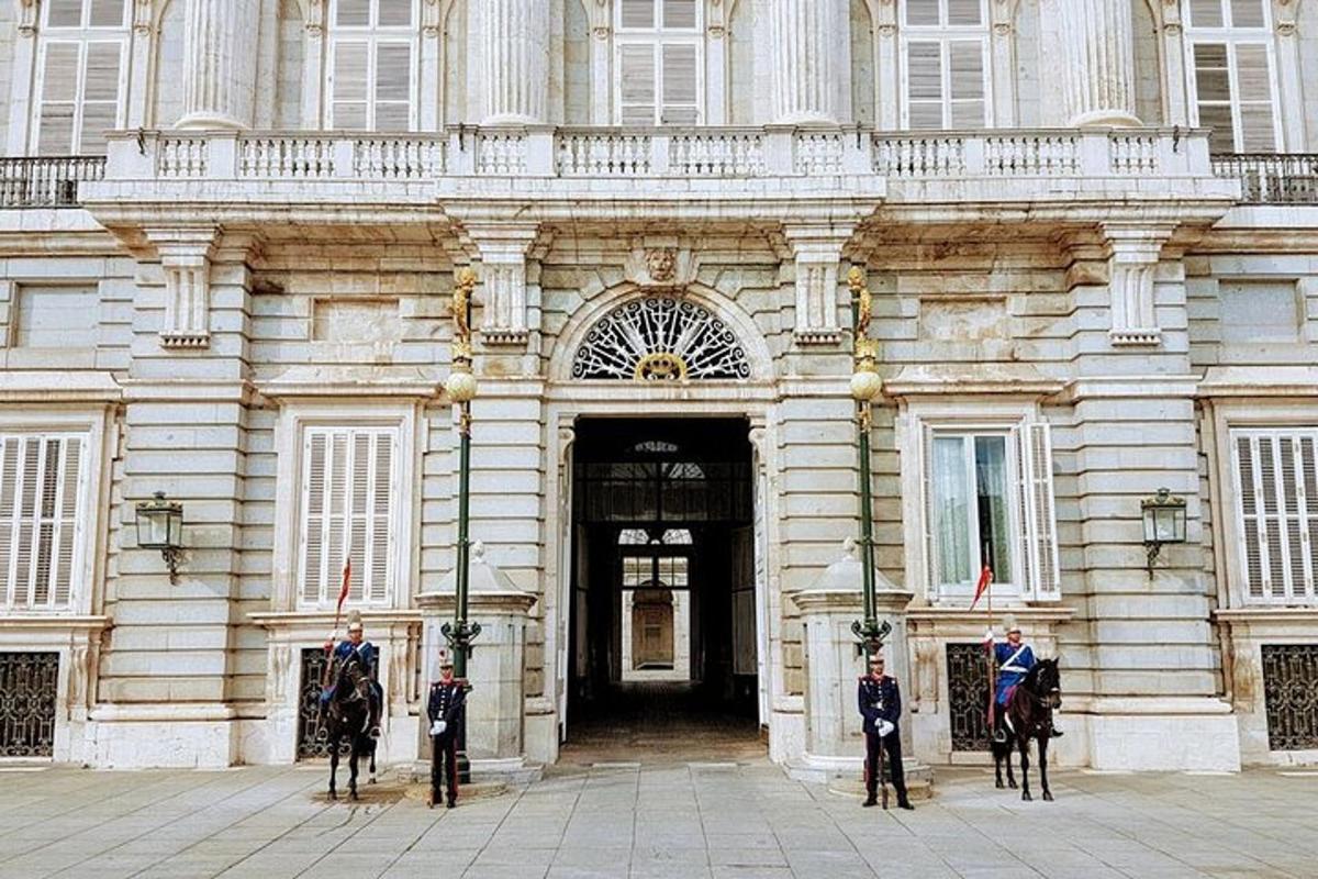 un gruppo di uomini in uniforme in piedi davanti a un edificio