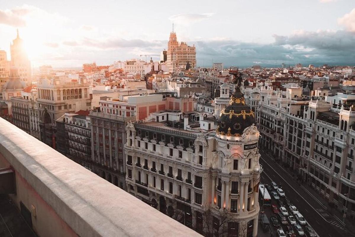 una vista di una città da un edificio