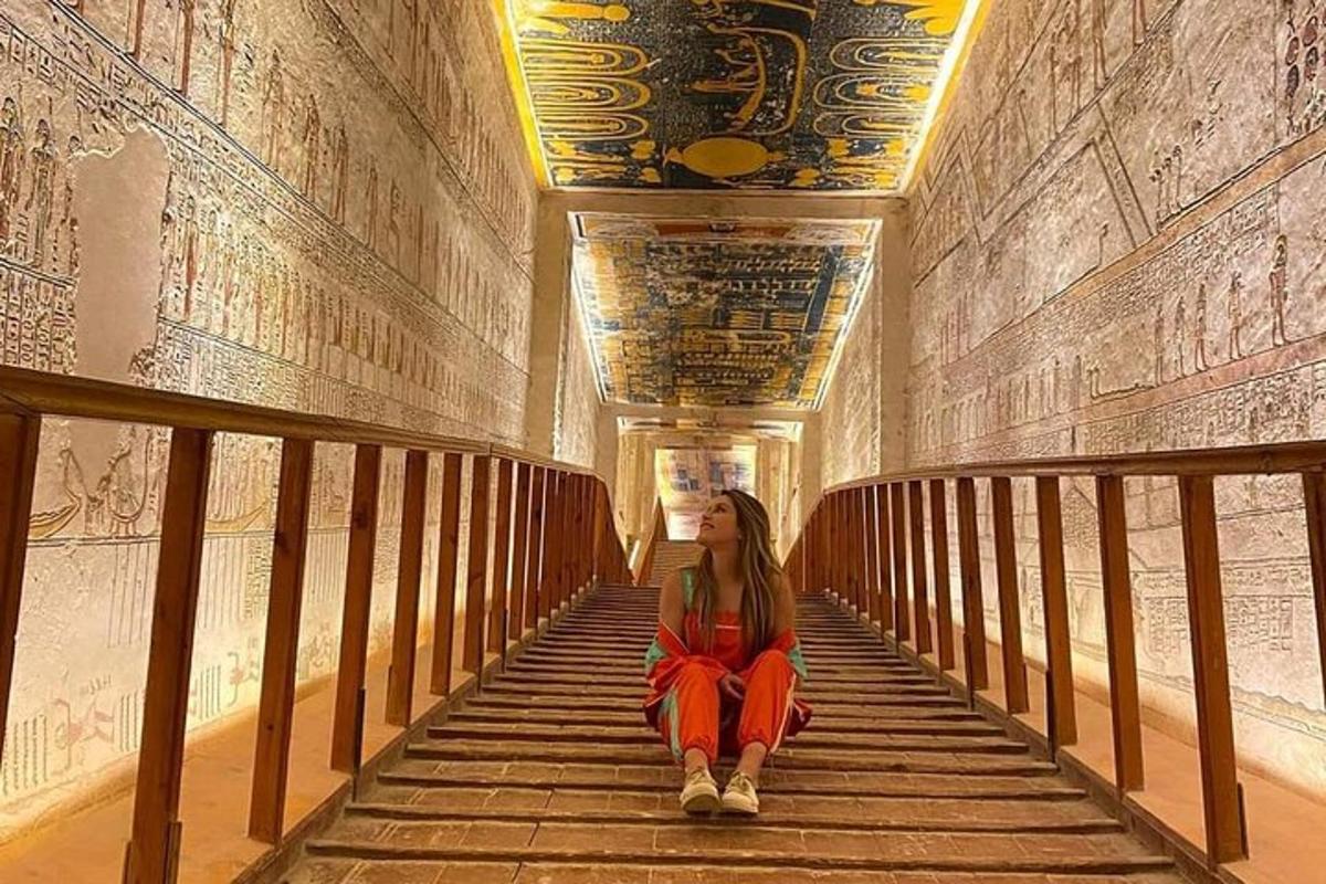 una dona asseguda a les escales d'un edifici antic