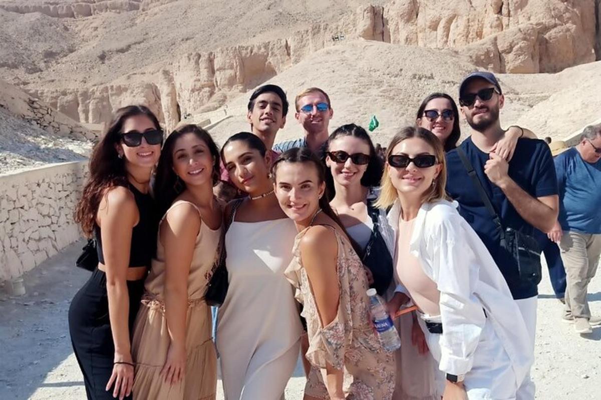un grup de persones posant per a una foto davant d'un penya-segat