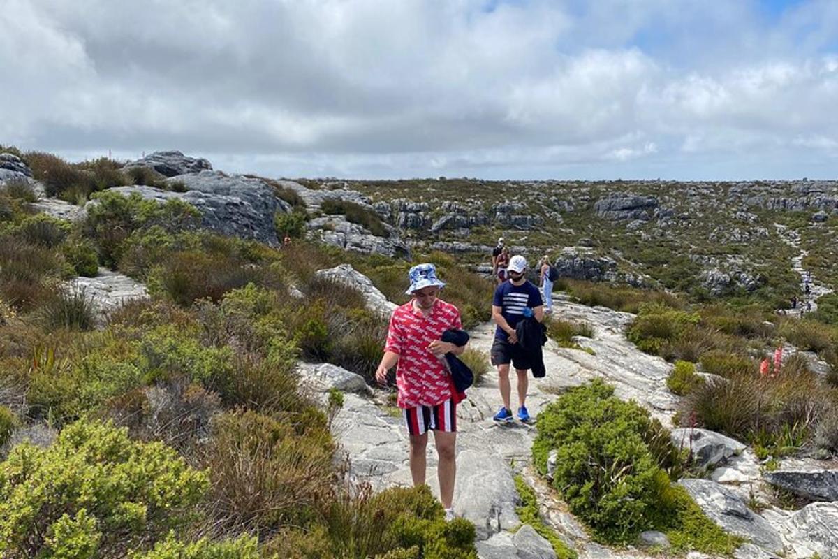 Dos personas están de pie en un sendero de rocas.