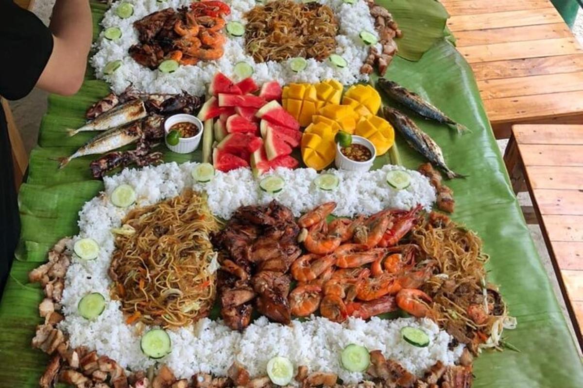 um grupo de diferentes tipos de alimentos em uma folha de bananeira