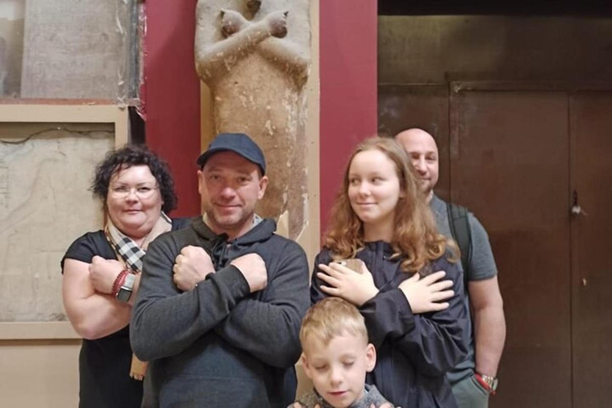 un gruppo di persone in piedi davanti a una statua