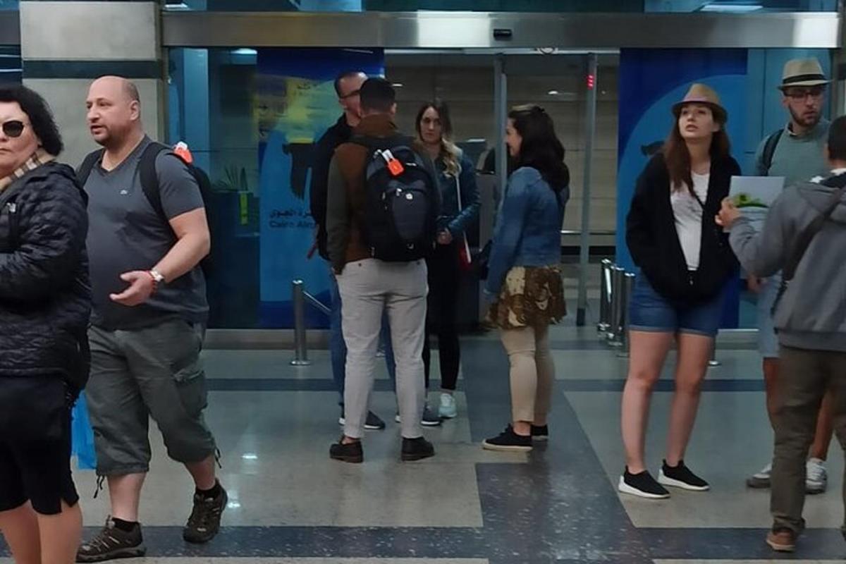 un gruppo di persone in piedi in una hall