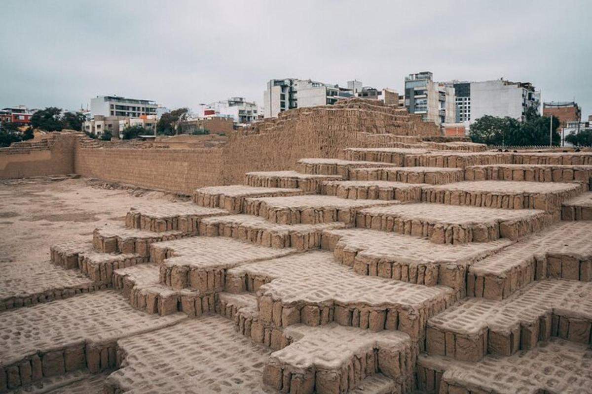 una gran pila de ladrillos encima de un edificio