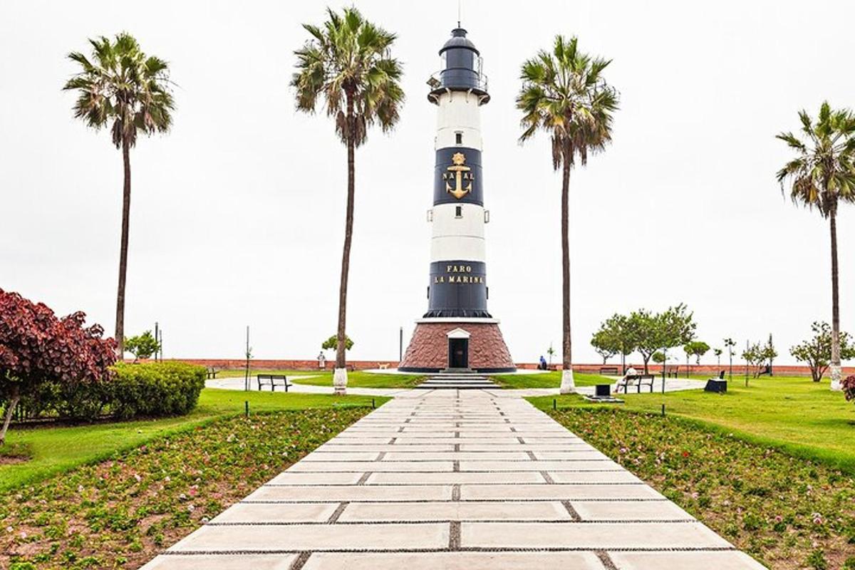 Un faro con palmeras delante.