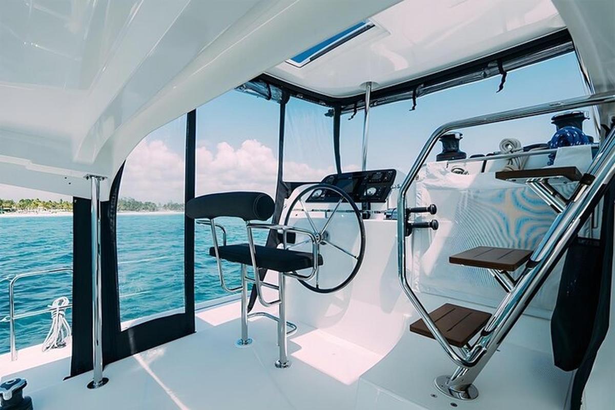 um barco com uma cadeira na frente