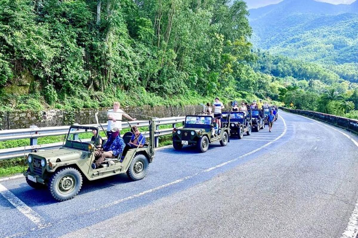 um grupo de pessoas em jipes dirigindo por uma estrada