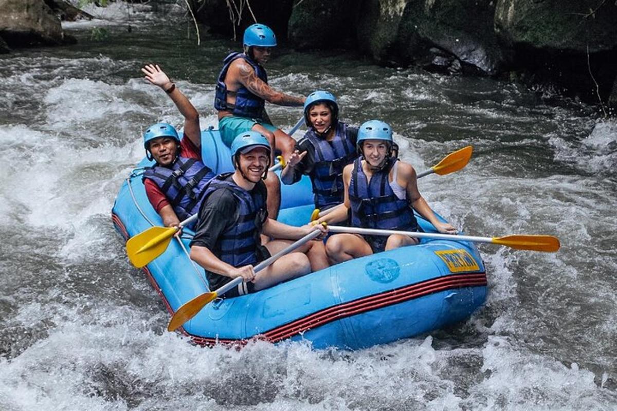 sekumpulan orang dalam rakit di sungai