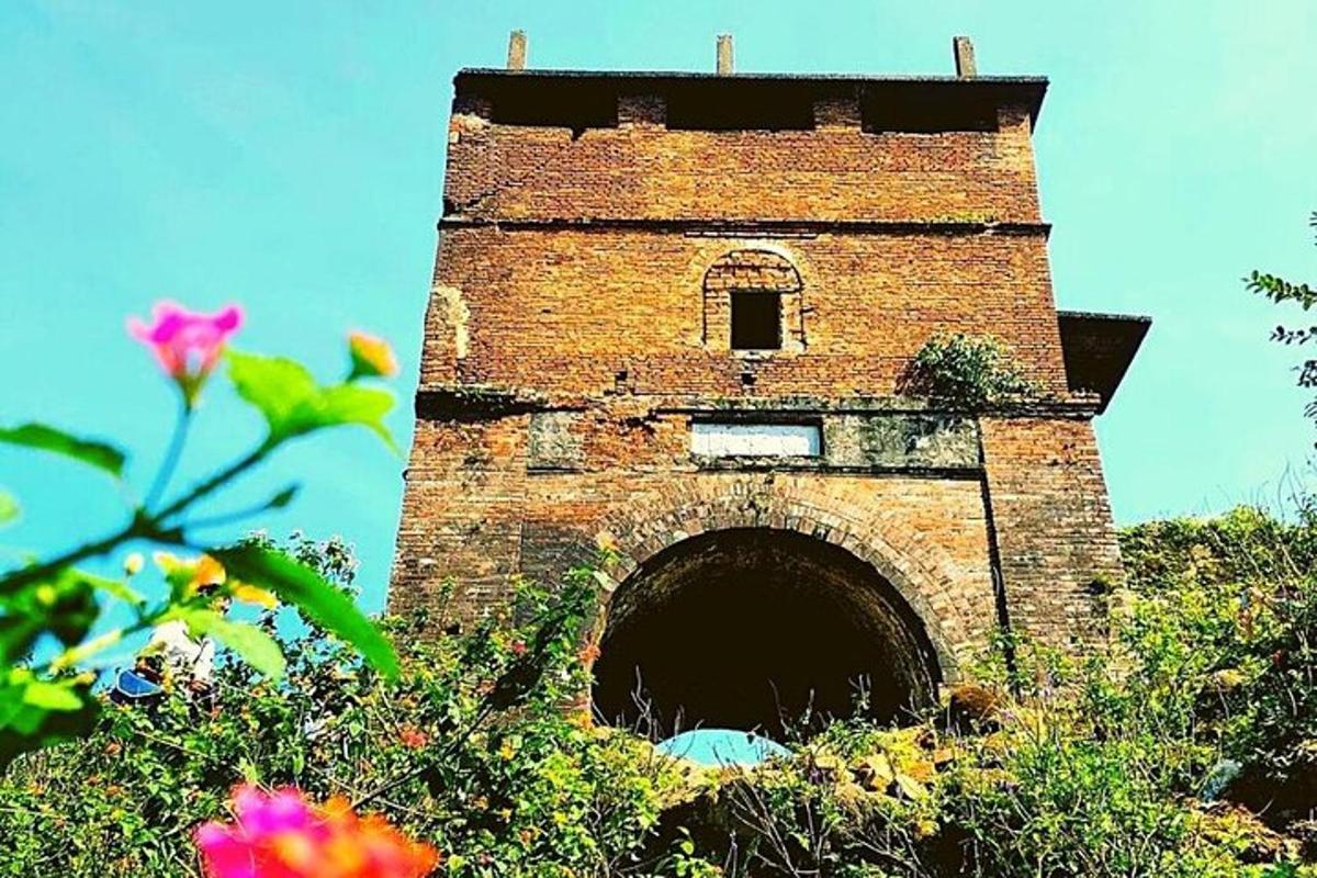 uma velha torre de tijolos com um túnel