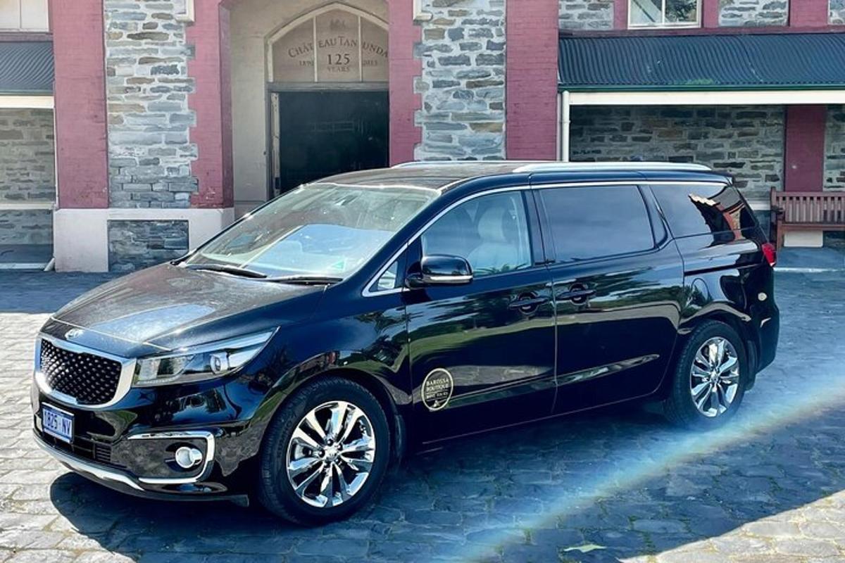 černé SUV zaparkované před budovou