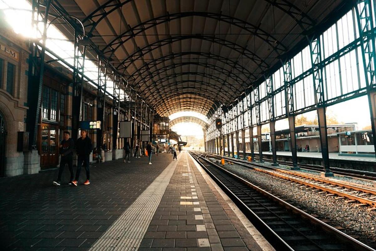 una stazione ferroviaria con persone che camminano sui binari