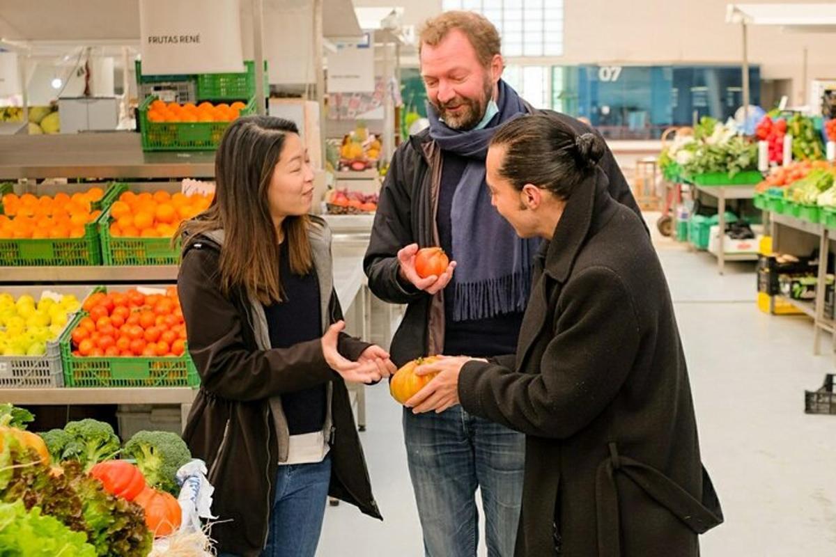 un uomo e due donne in piedi in un supermercato con in mano prodotti ortofrutticoli