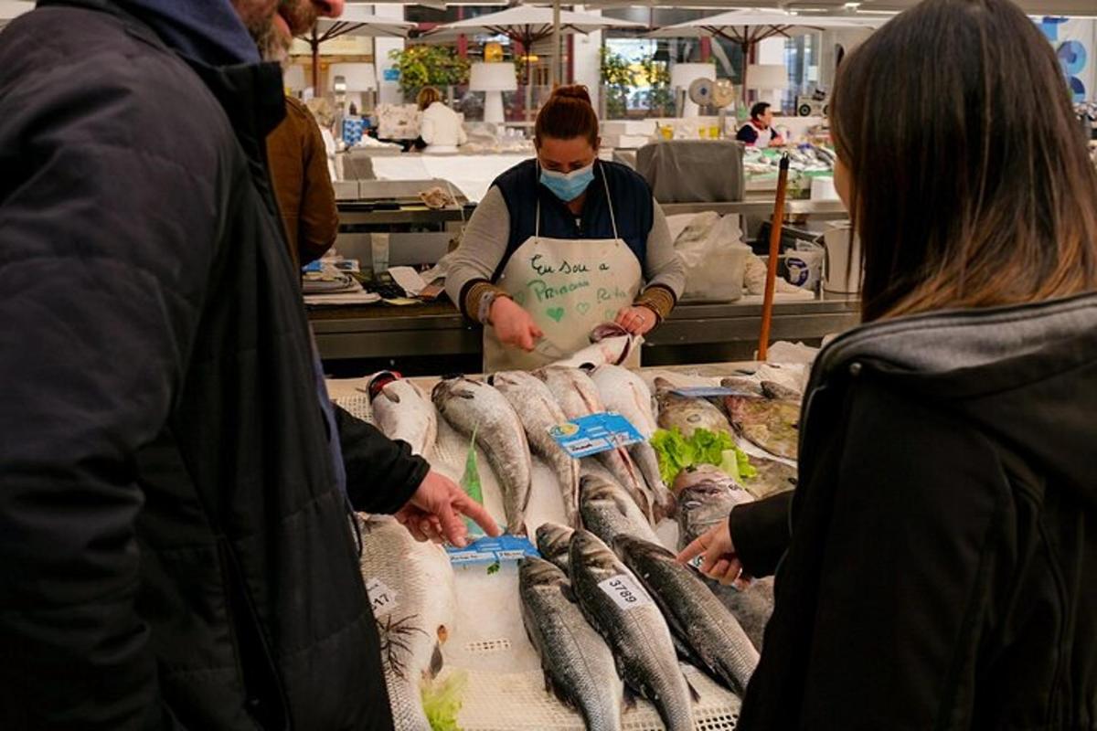 skupina lidí na trhu prodávající ryby