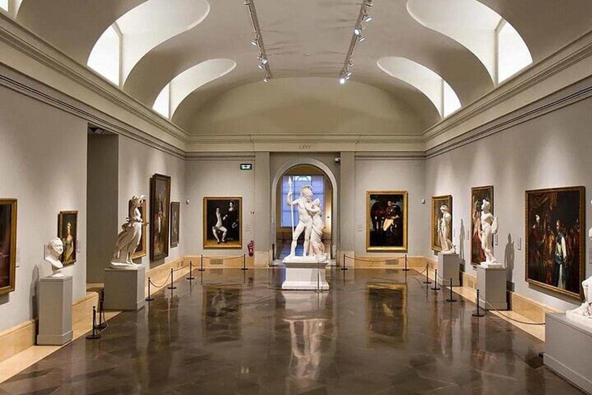 un museo con un sacco di opere d'arte in mostra
