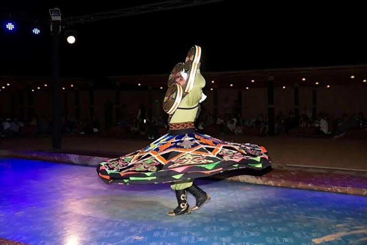 una dona amb vestit a la passarel·la d'un espectacle