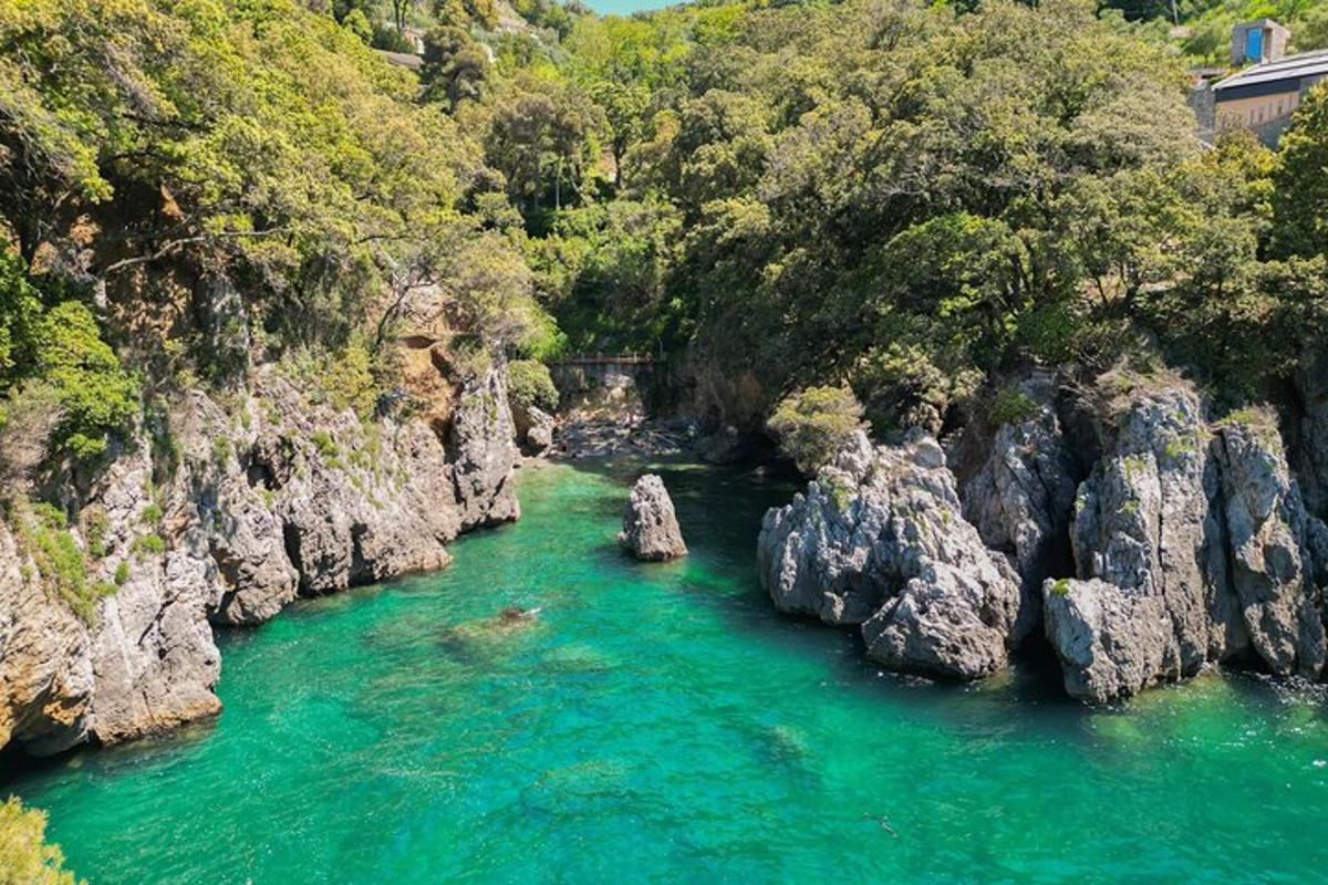 pemandangan dari udara sungai dengan air biru dan batu