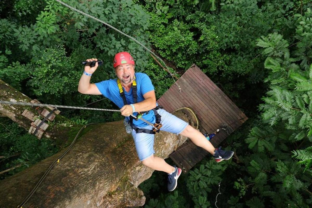 um homem em uma tirolesa na selva