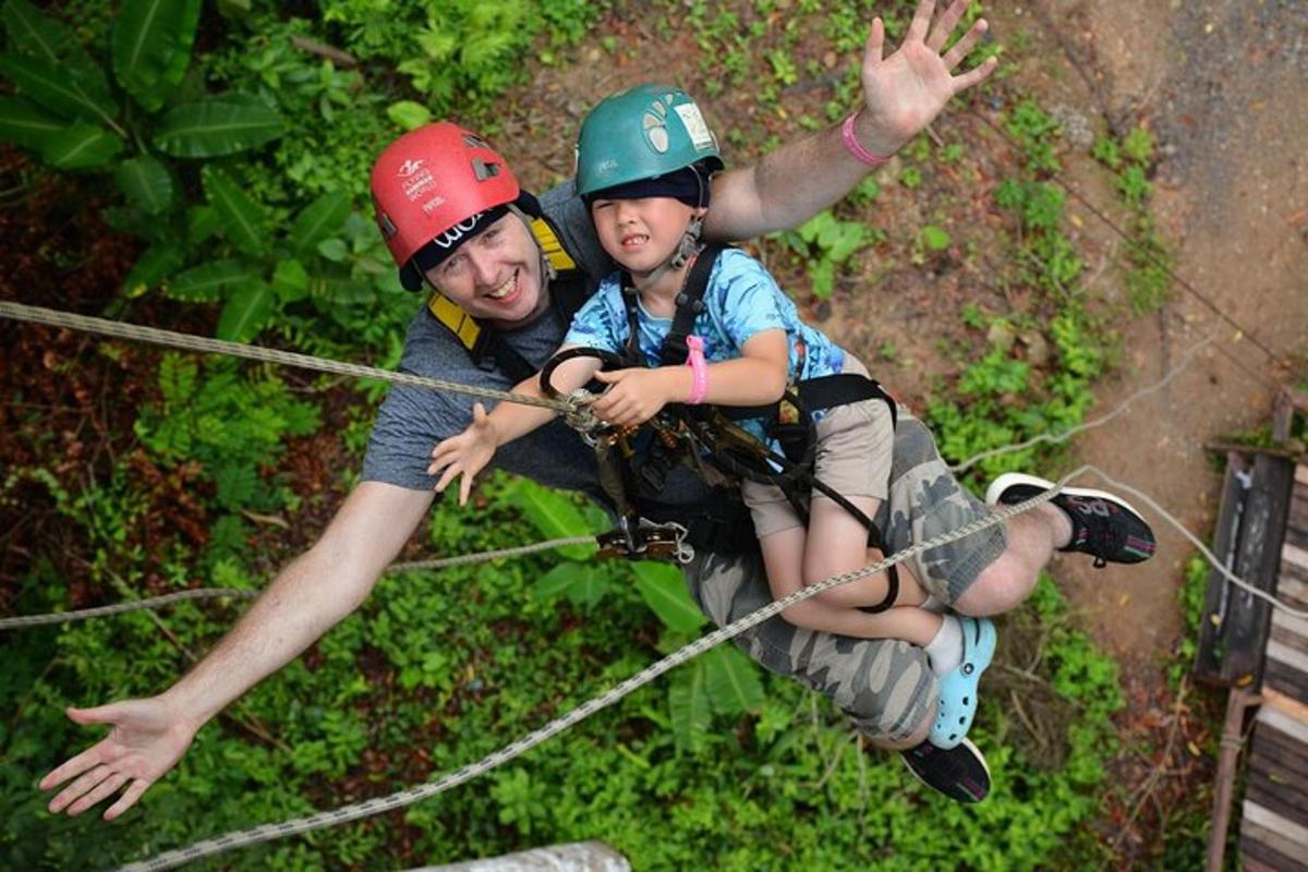 moški in deklica na vrveh na ziplineu
