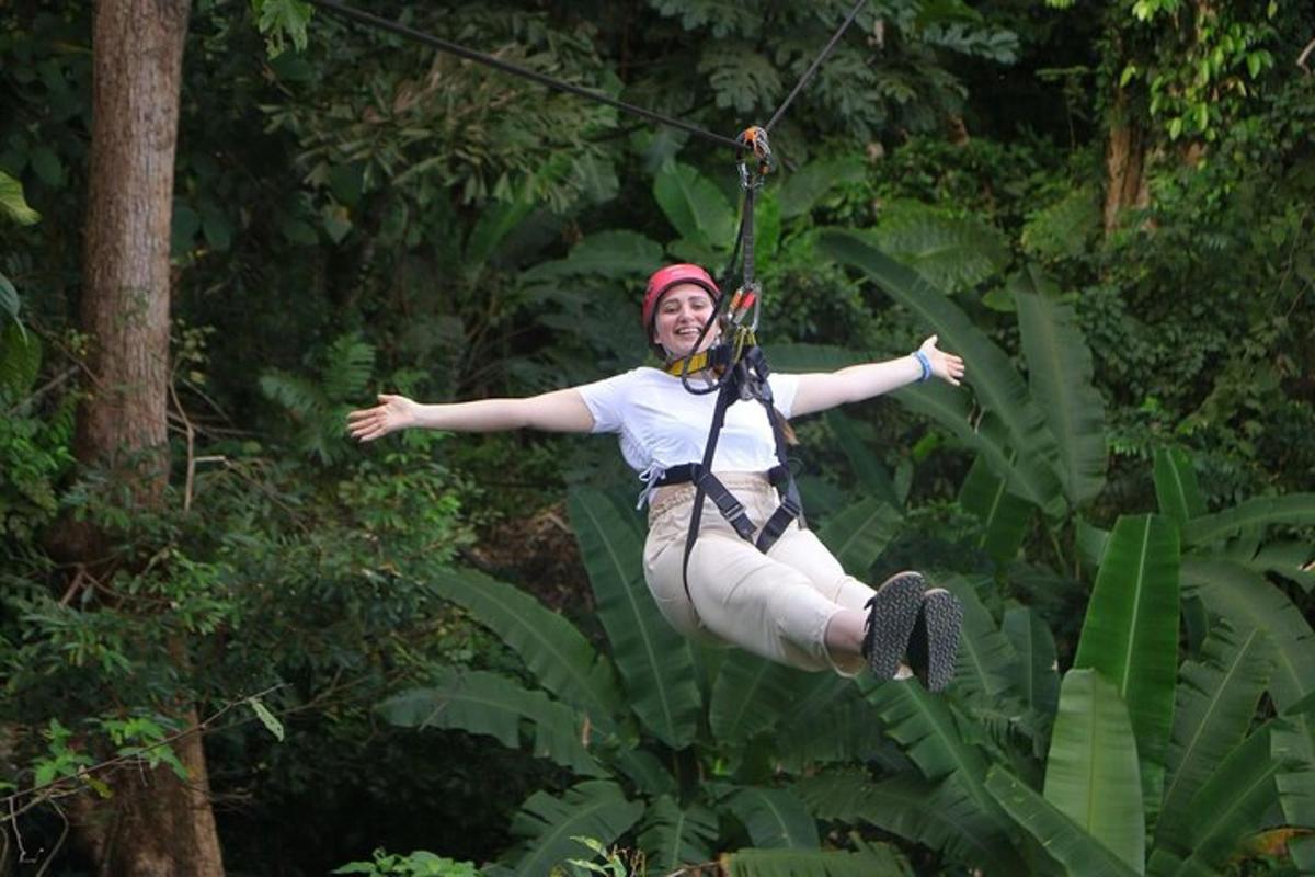 ženska, ki se vozi po ziplineu v džungli