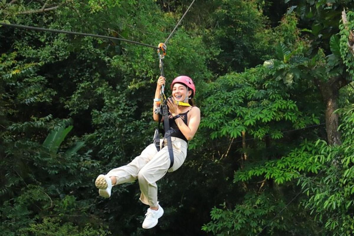 ženska na ziplineu v džungli