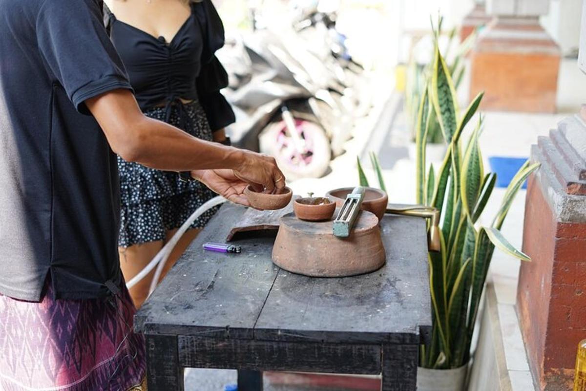una donna sta preparando una pentola su un tavolo