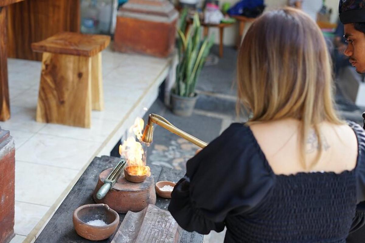 una donna sta accendendo una candela su un tavolo