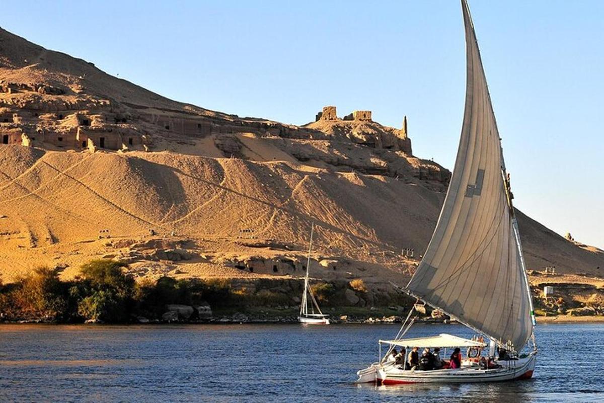 perahu layar di atas air dengan latar belakang gunung
