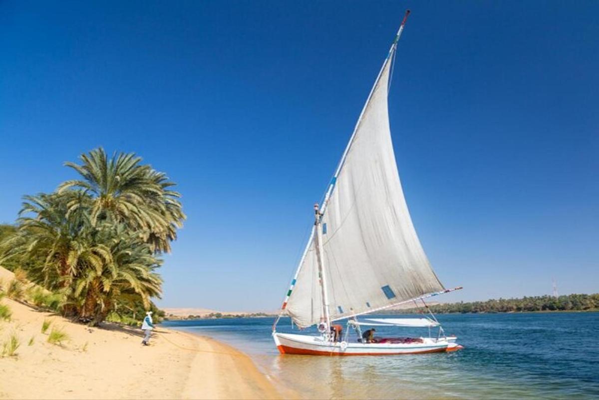 żaglówka na wodzie obok plaży