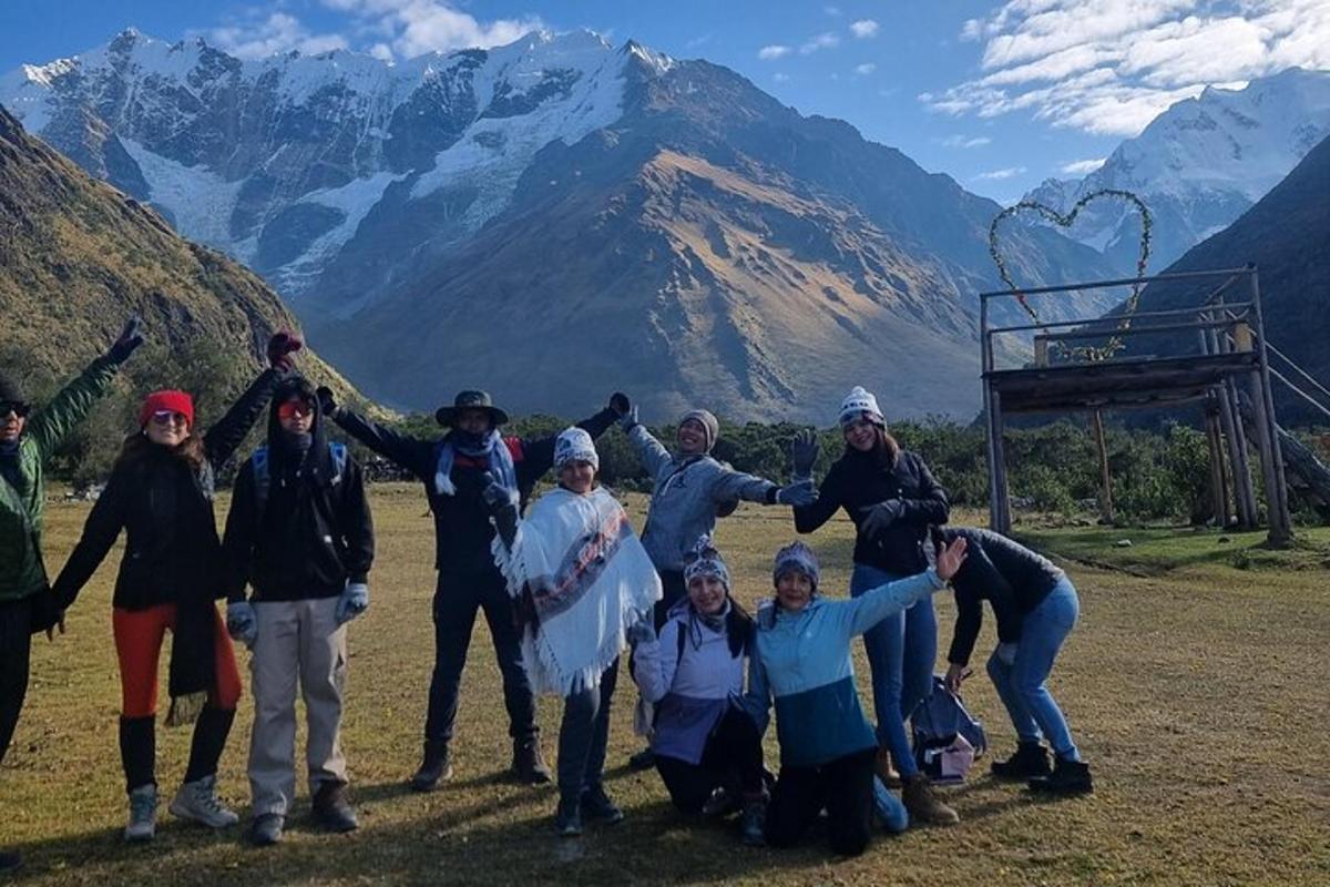 sekumpulan orang bergambar di hadapan gunung
