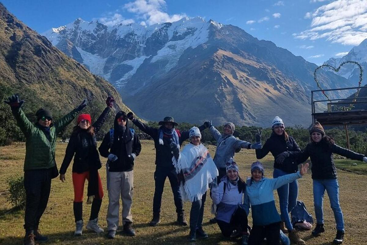 sekumpulan orang bergambar di hadapan gunung