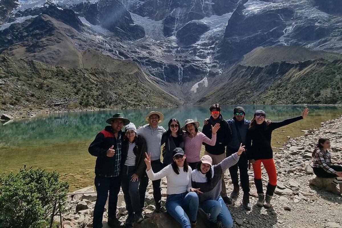 sekumpulan orang bergambar di hadapan gunung