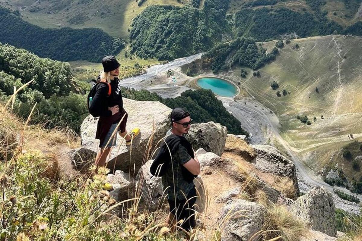 seorang lelaki dan seorang wanita berdiri di atas sebuah gunung