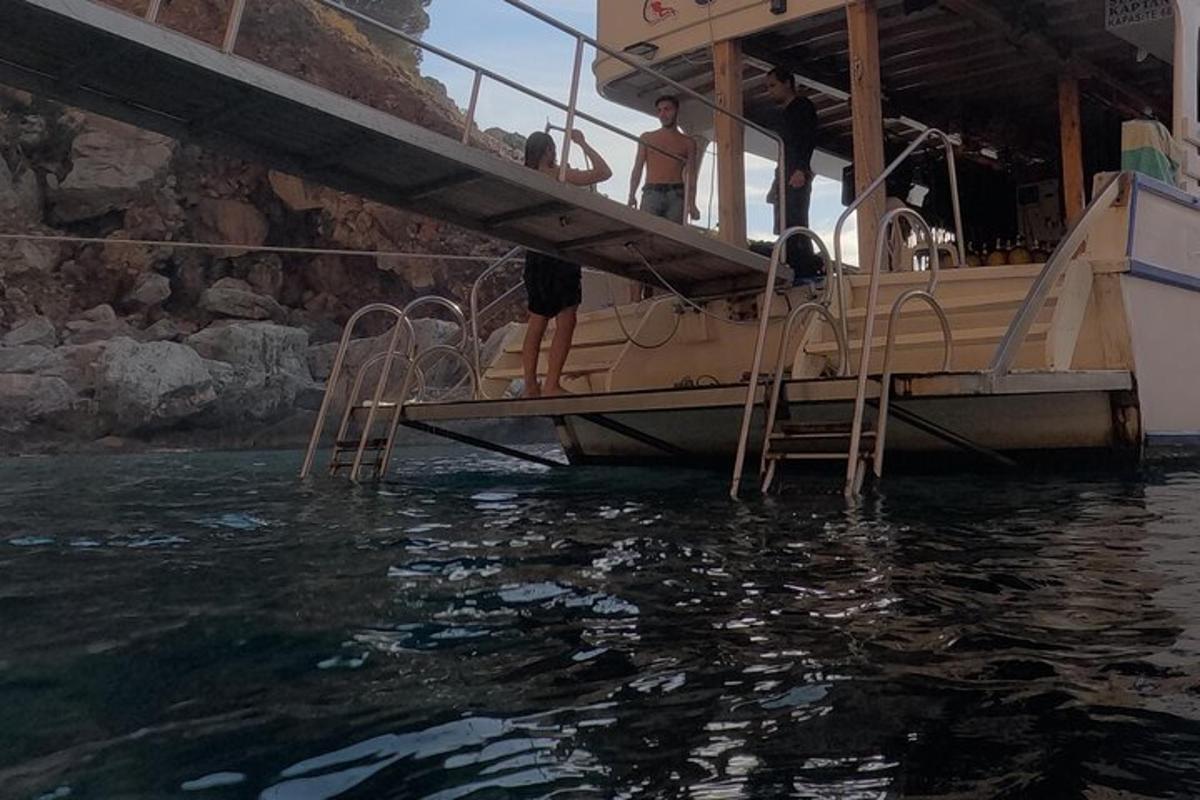 la gent està dreta en un vaixell a l'aigua