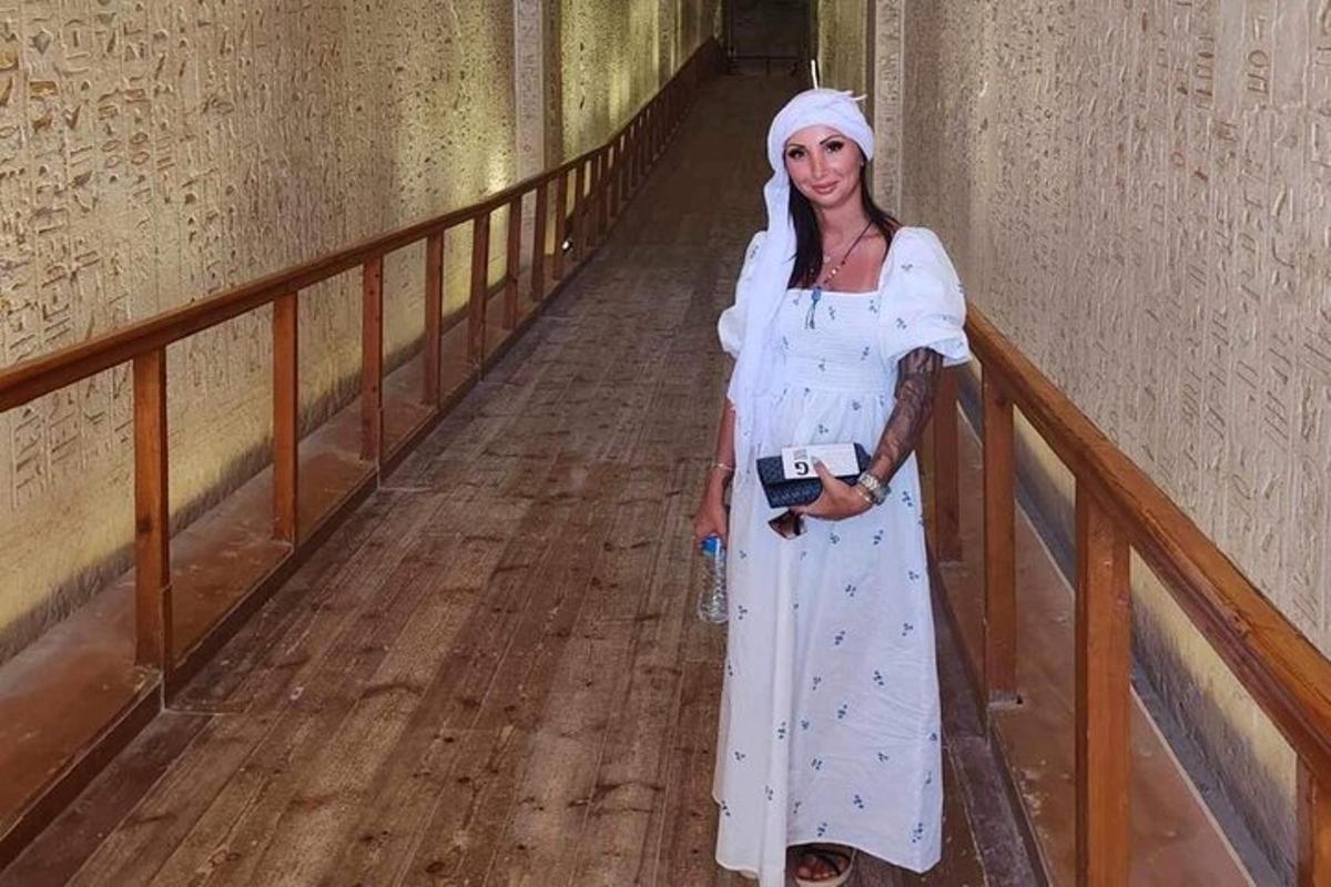 valges kleidis naine, kes hoiab kaamerat
