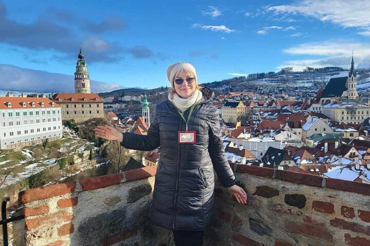 žena stojící na zdi s výhledem na město