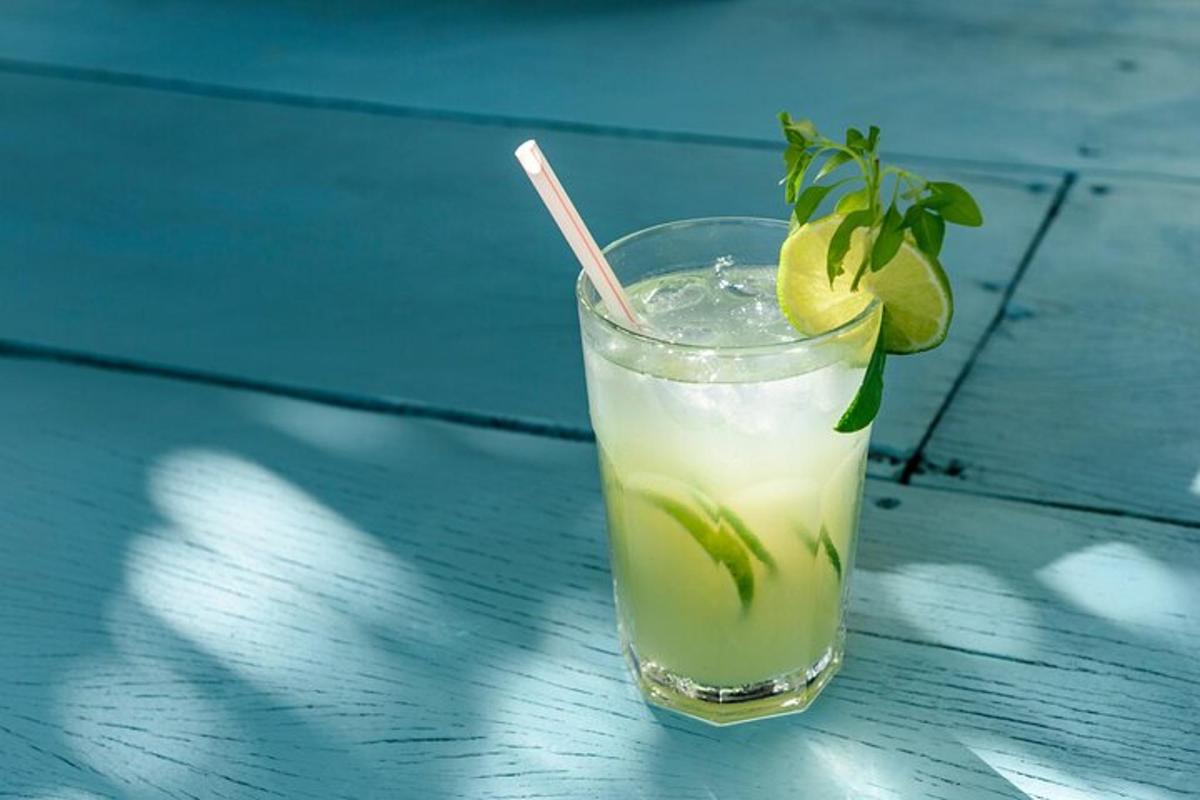 en drink med en lime på et træbord