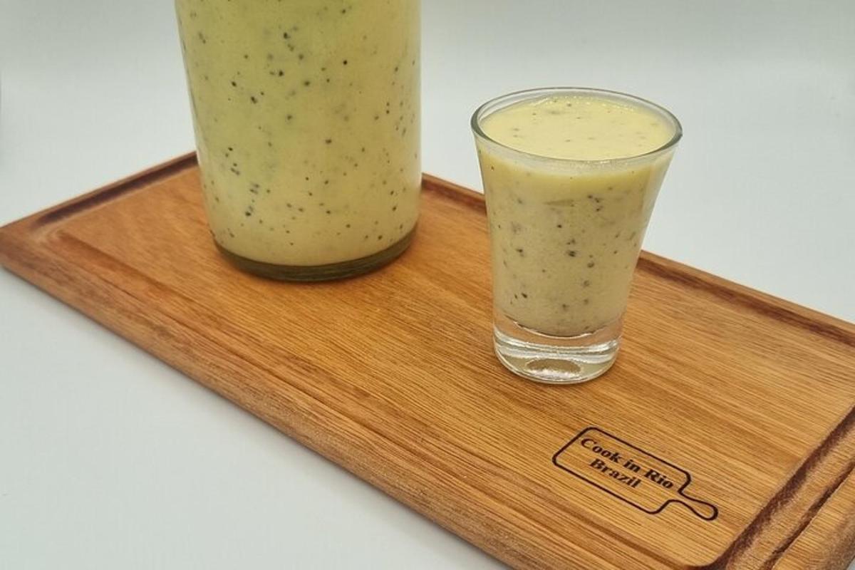 et træskærebræt med to glas grønne smoothies