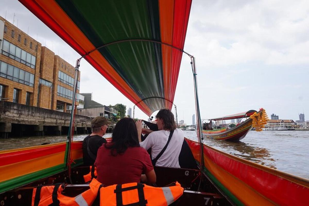 Un grupo de personas viajando en un bote en el agua
