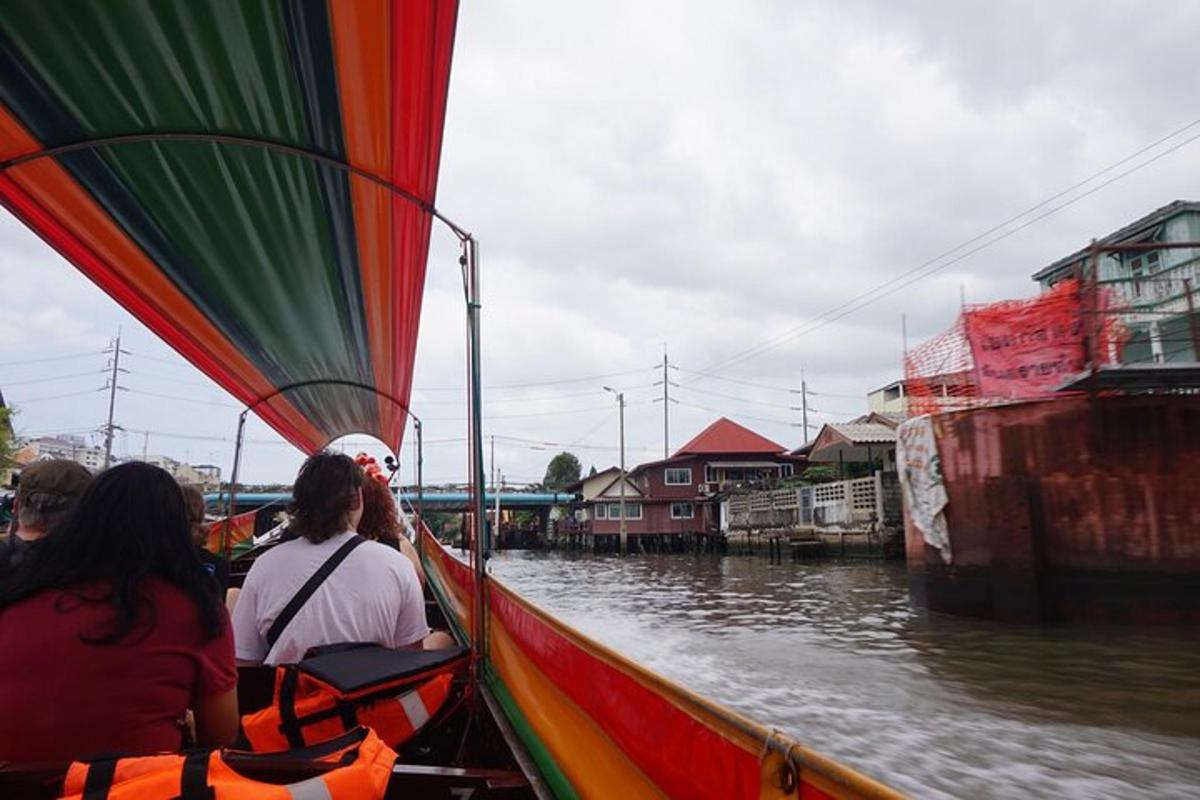 Un grupo de personas viajando en un bote en el agua