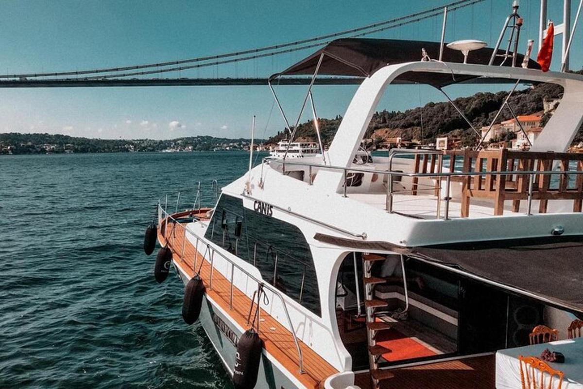 μια βάρκα αγκυροβολημένη στο νερό δίπλα σε μια γέφυρα